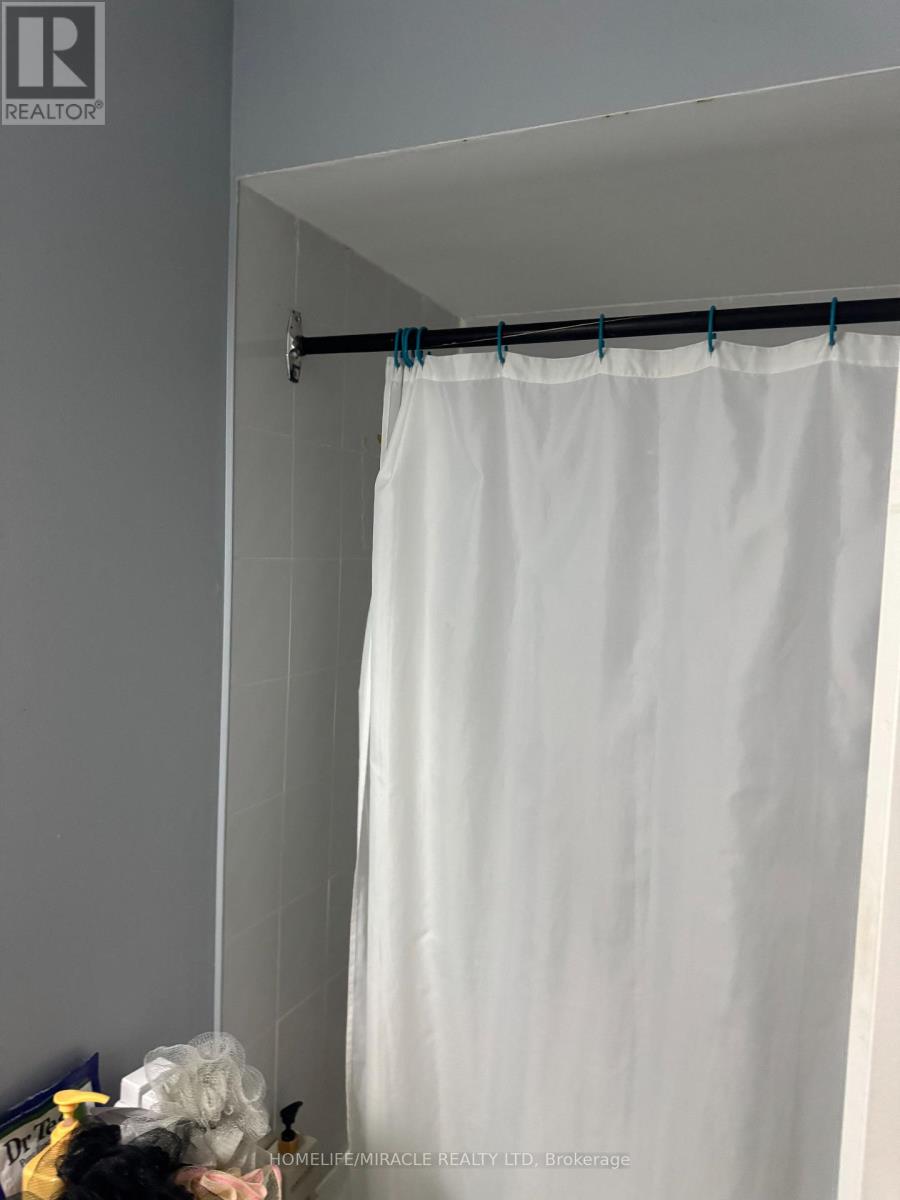 711 Ashprior Avenue, Mississauga, Ontario  L5R 3N8 - Photo 9 - W12590064