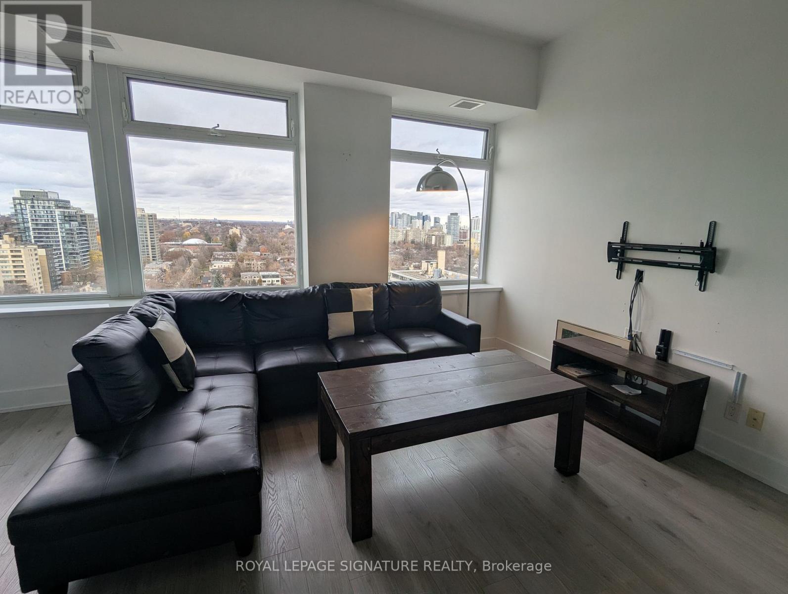 1501 - 111 St Clair Avenue W, Toronto, Ontario  M4V 1N5 - Photo 5 - C12589628