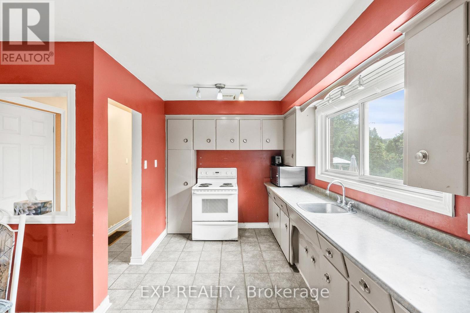 61 Radford Street, Hamilton, Ontario  L8S 3E5 - Photo 8 - X12590144