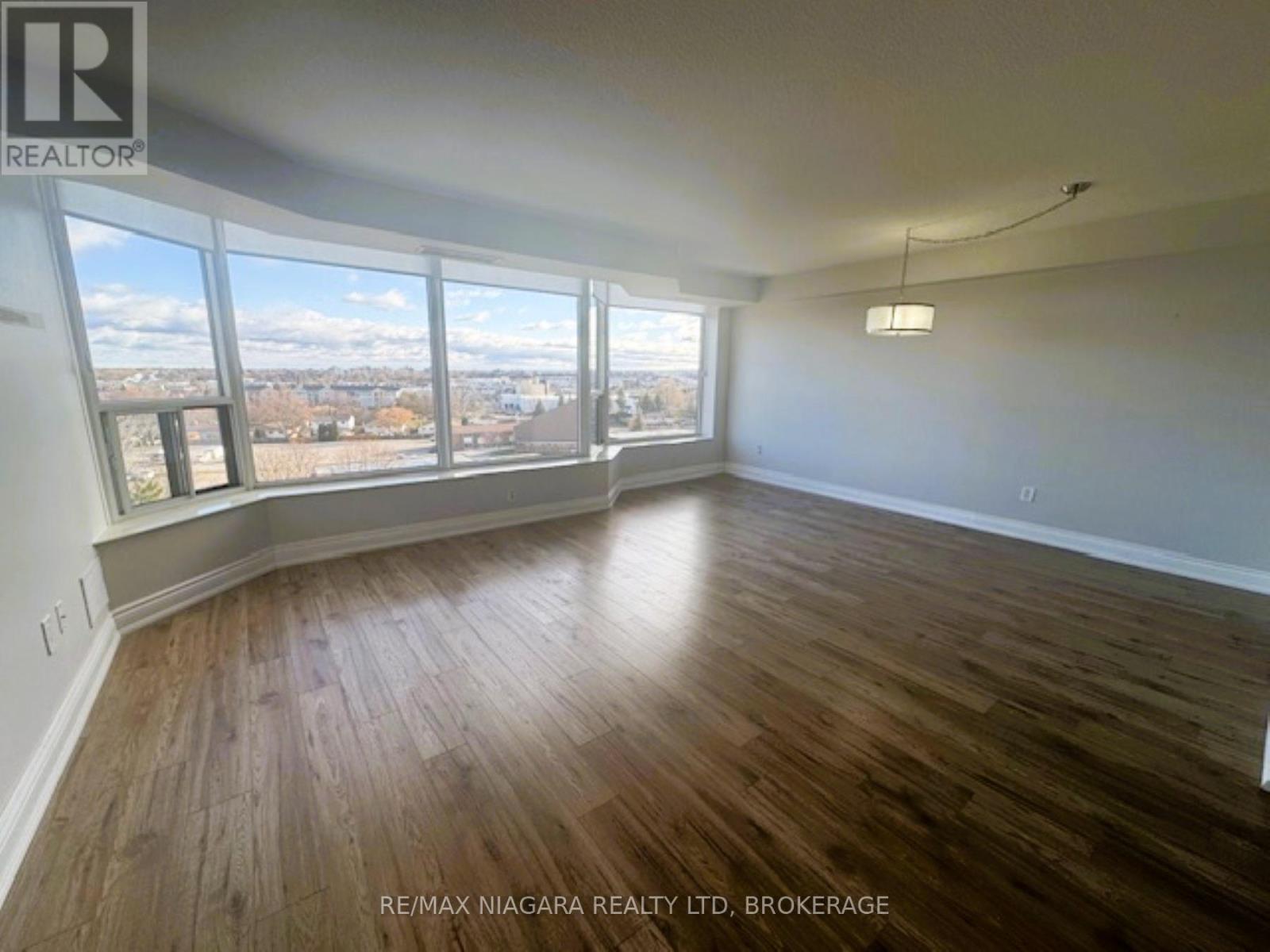 911 - 81 Scott Street, St. Catharines, Ontario  L2N 7L5 - Photo 4 - X12385382