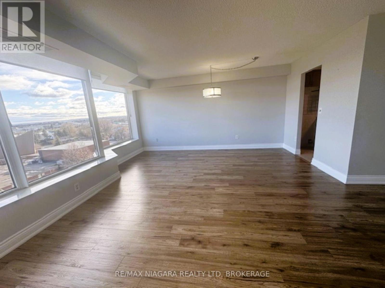 911 - 81 Scott Street, St. Catharines, Ontario  L2N 7L5 - Photo 5 - X12385382