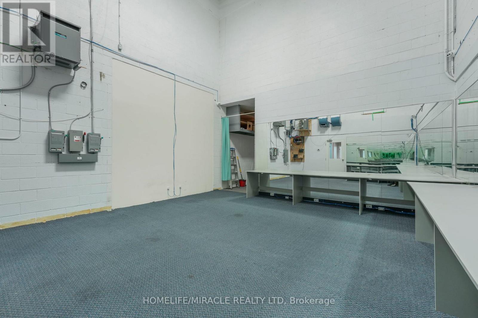 112 (Main Floor) - 2 Automatic Drive, Brampton (Gore Industrial North), Ontario  L6S 6K8 - Photo 28 - W12589662