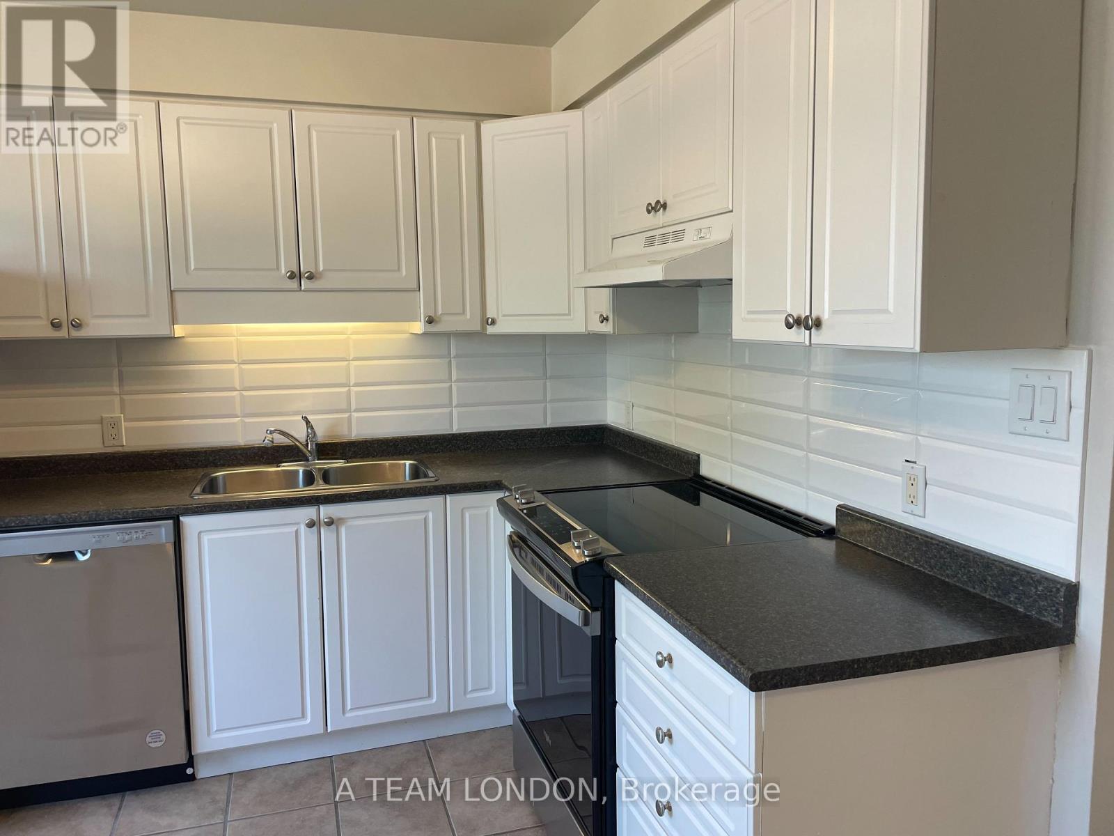 33 - 35 Waterman Avenue, London South, Ontario  N6C 5T7 - Photo 6 - X12347157