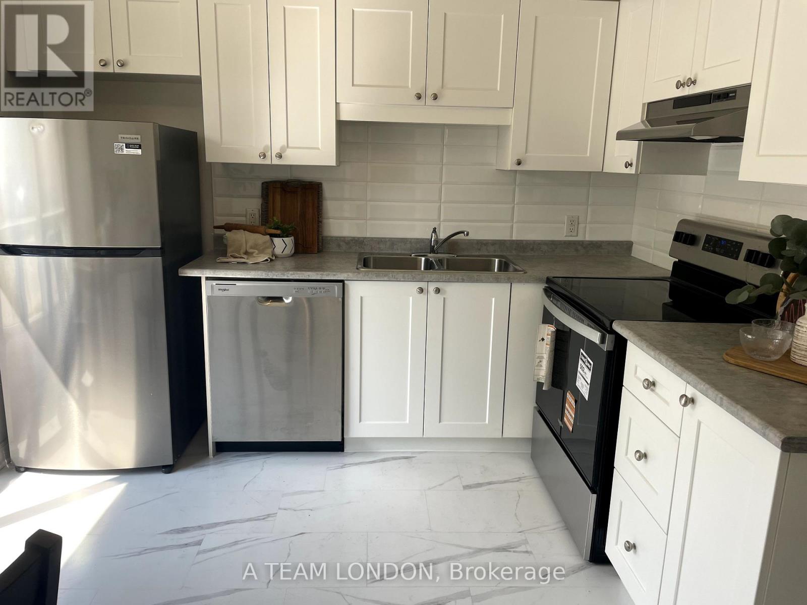 44 - 355 Sandringham Crescent, London South, Ontario N6C 5K3 - Photo 6 - X12434190