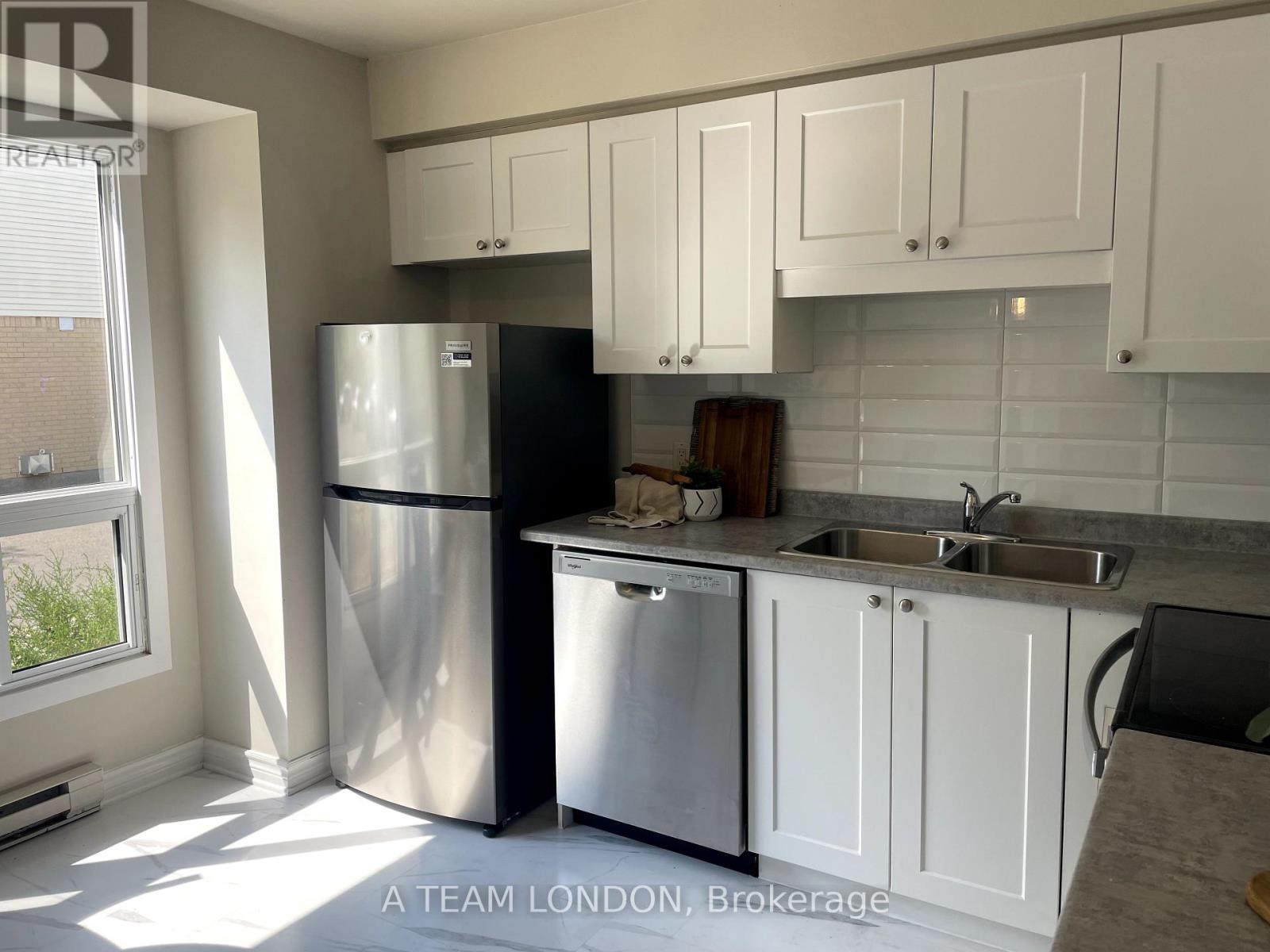 44 - 355 Sandringham Crescent, London South, Ontario N6C 5K3 - Photo 3 - X12434190