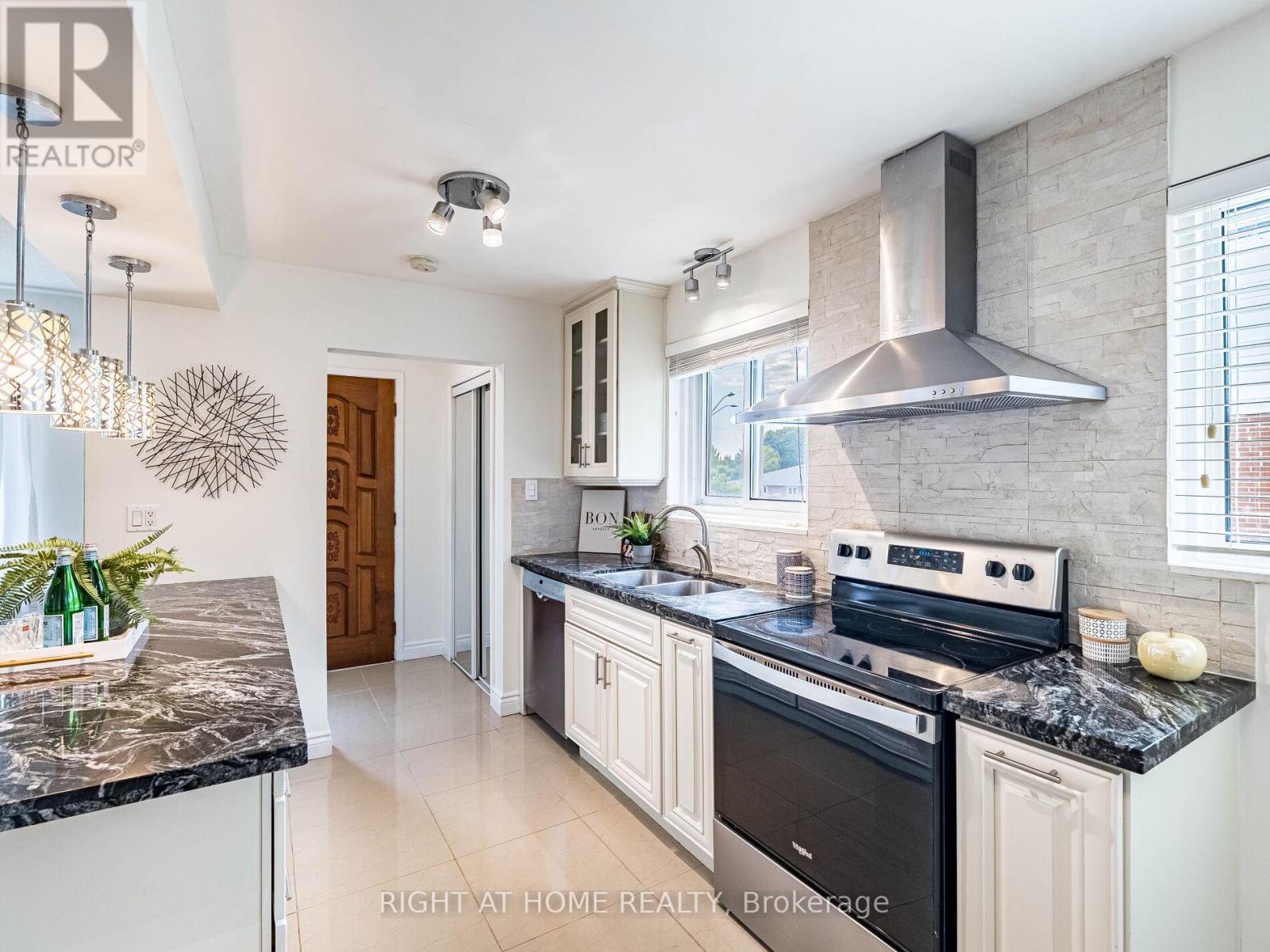 118 Bonham Boulevard, Mississauga, Ontario  L5M 1C7 - Photo 16 - W12445085