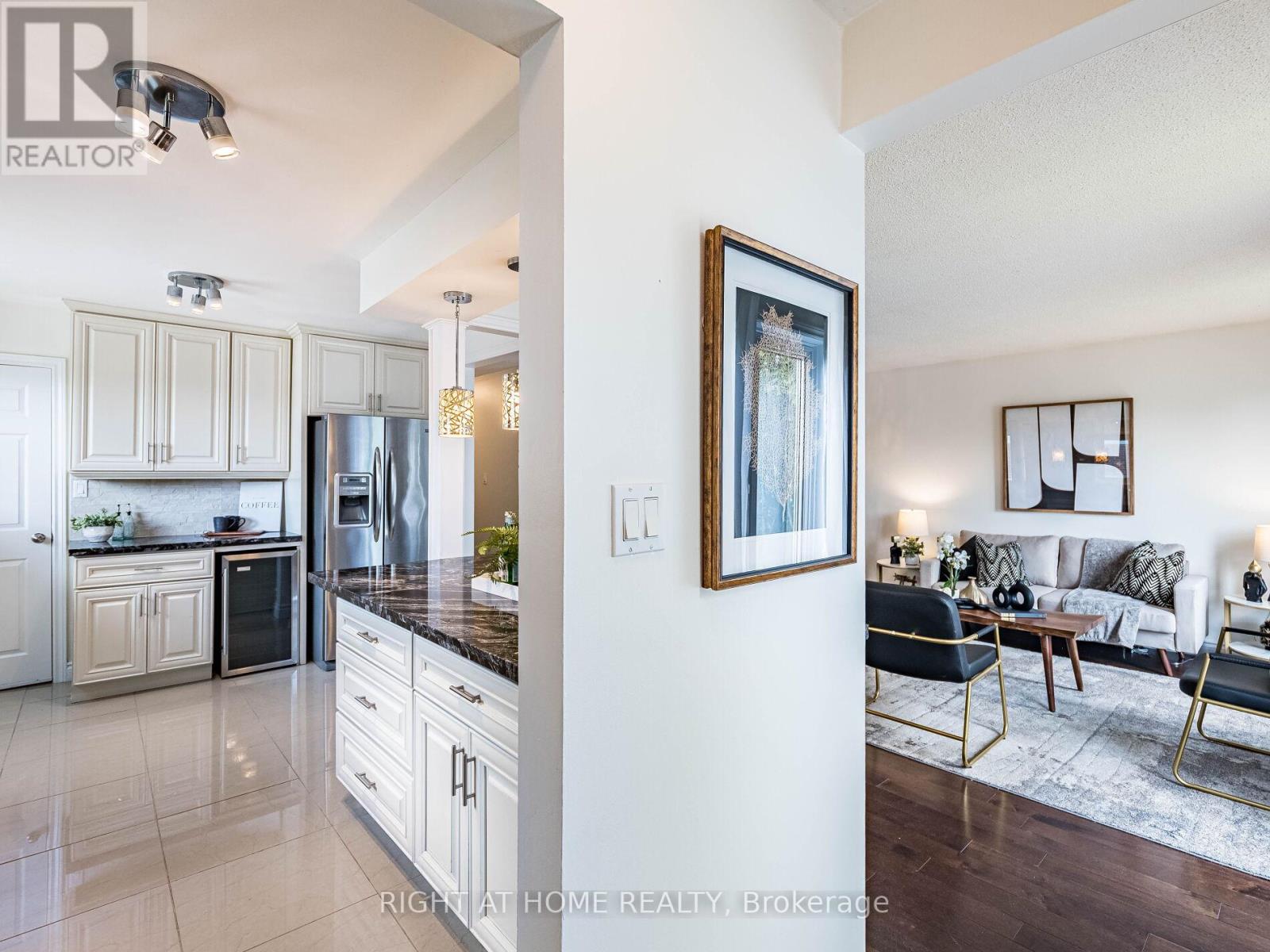 118 Bonham Boulevard, Mississauga, Ontario  L5M 1C7 - Photo 6 - W12445085