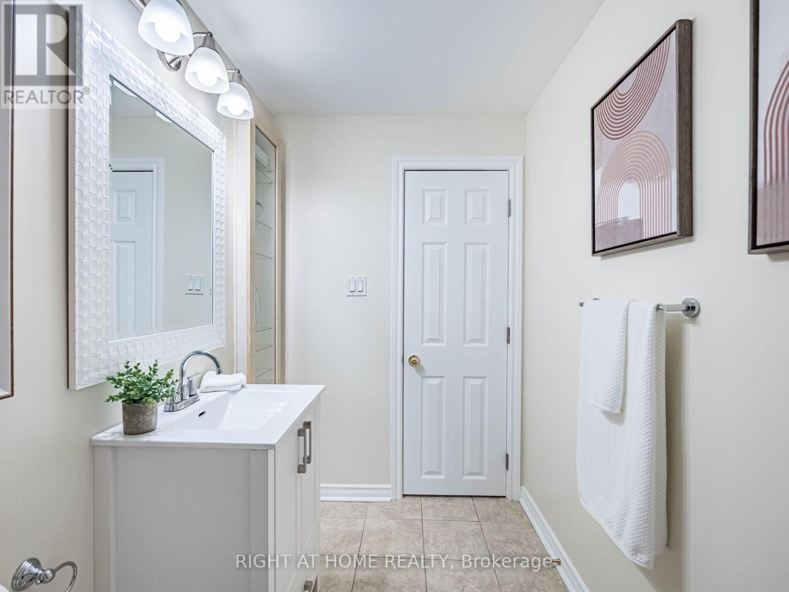 118 Bonham Boulevard, Mississauga, Ontario  L5M 1C7 - Photo 41 - W12445085