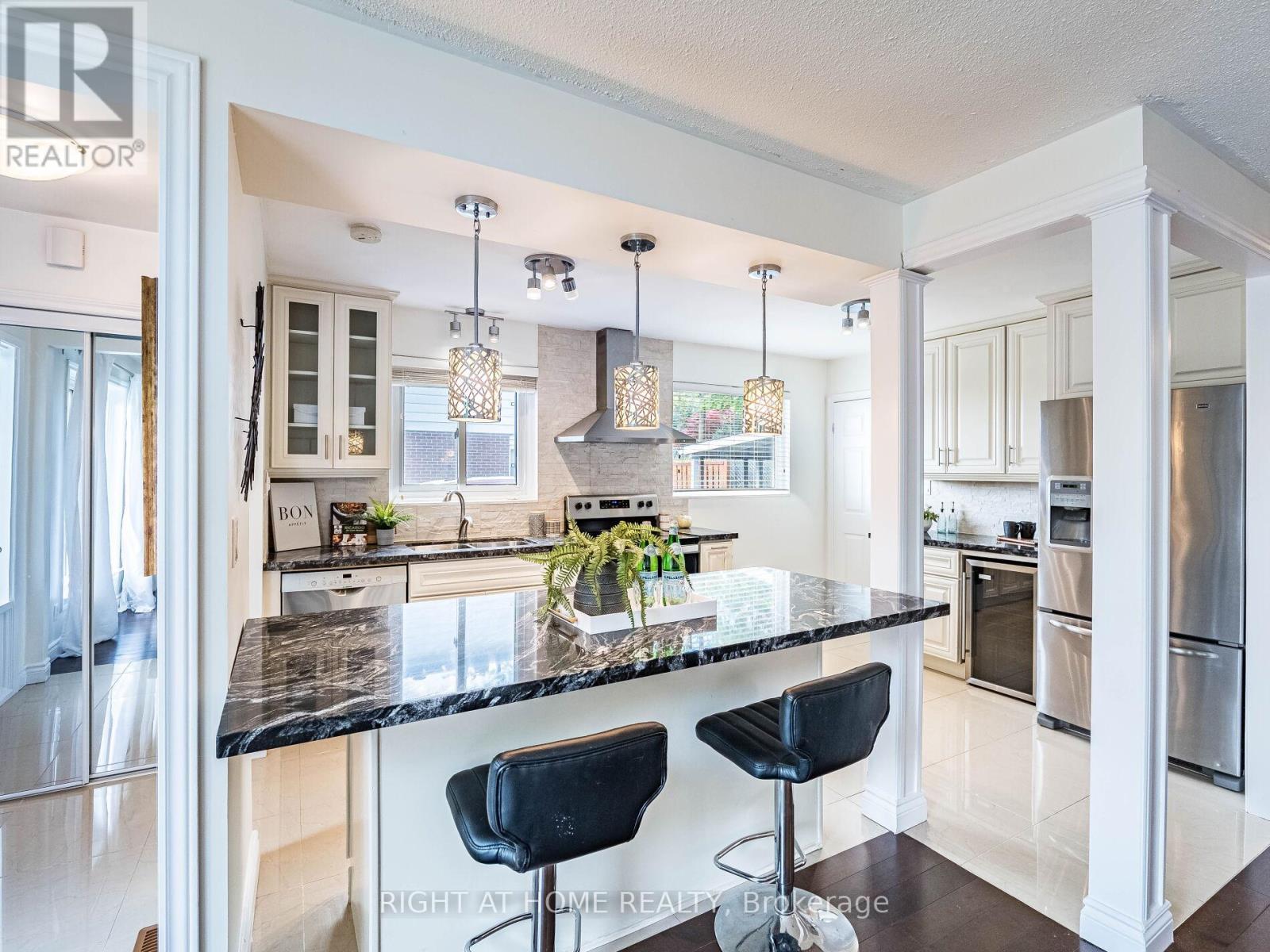 118 Bonham Boulevard, Mississauga, Ontario  L5M 1C7 - Photo 13 - W12445085