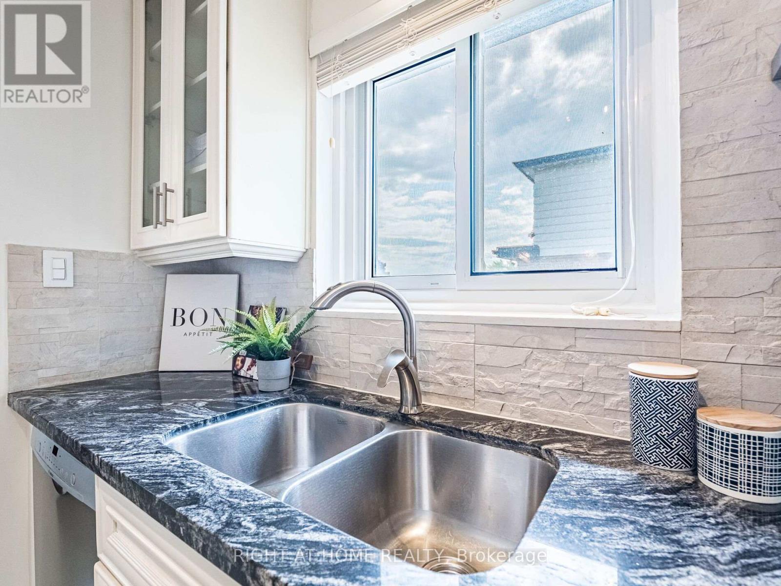 118 Bonham Boulevard, Mississauga, Ontario  L5M 1C7 - Photo 17 - W12445085