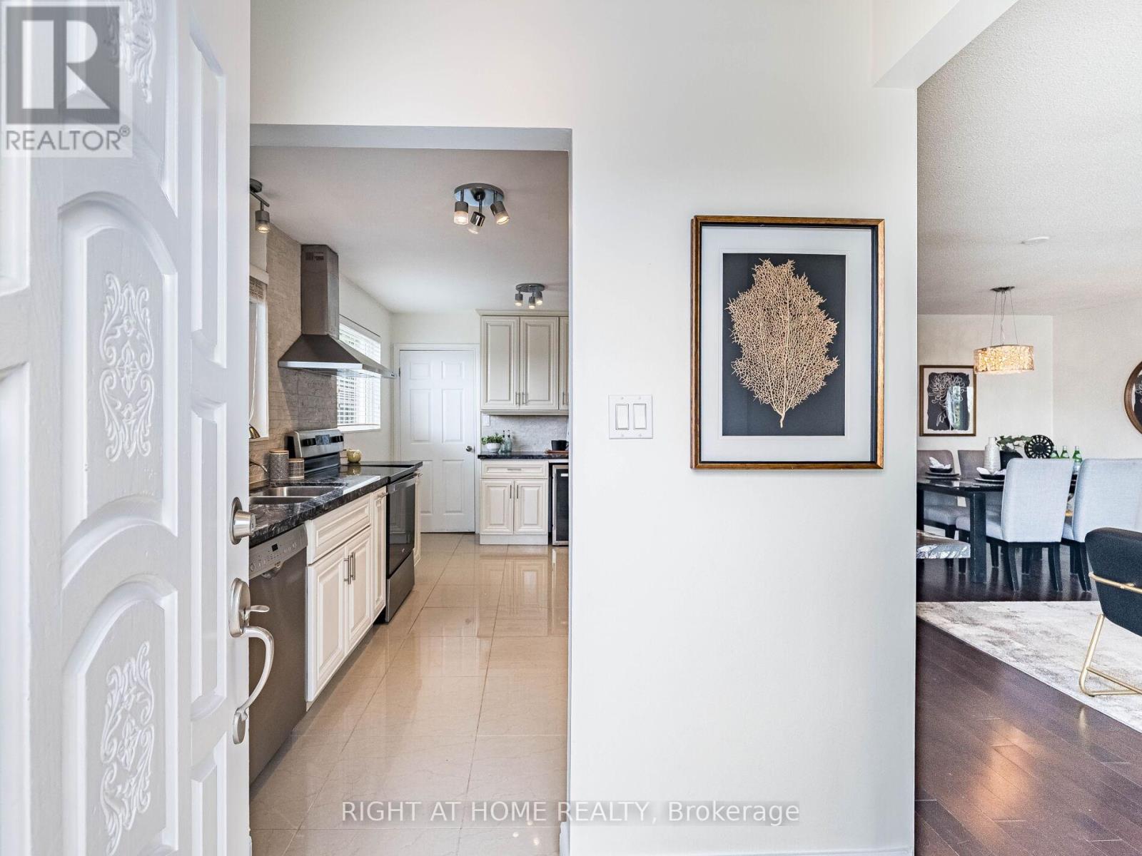 118 Bonham Boulevard, Mississauga, Ontario  L5M 1C7 - Photo 4 - W12445085