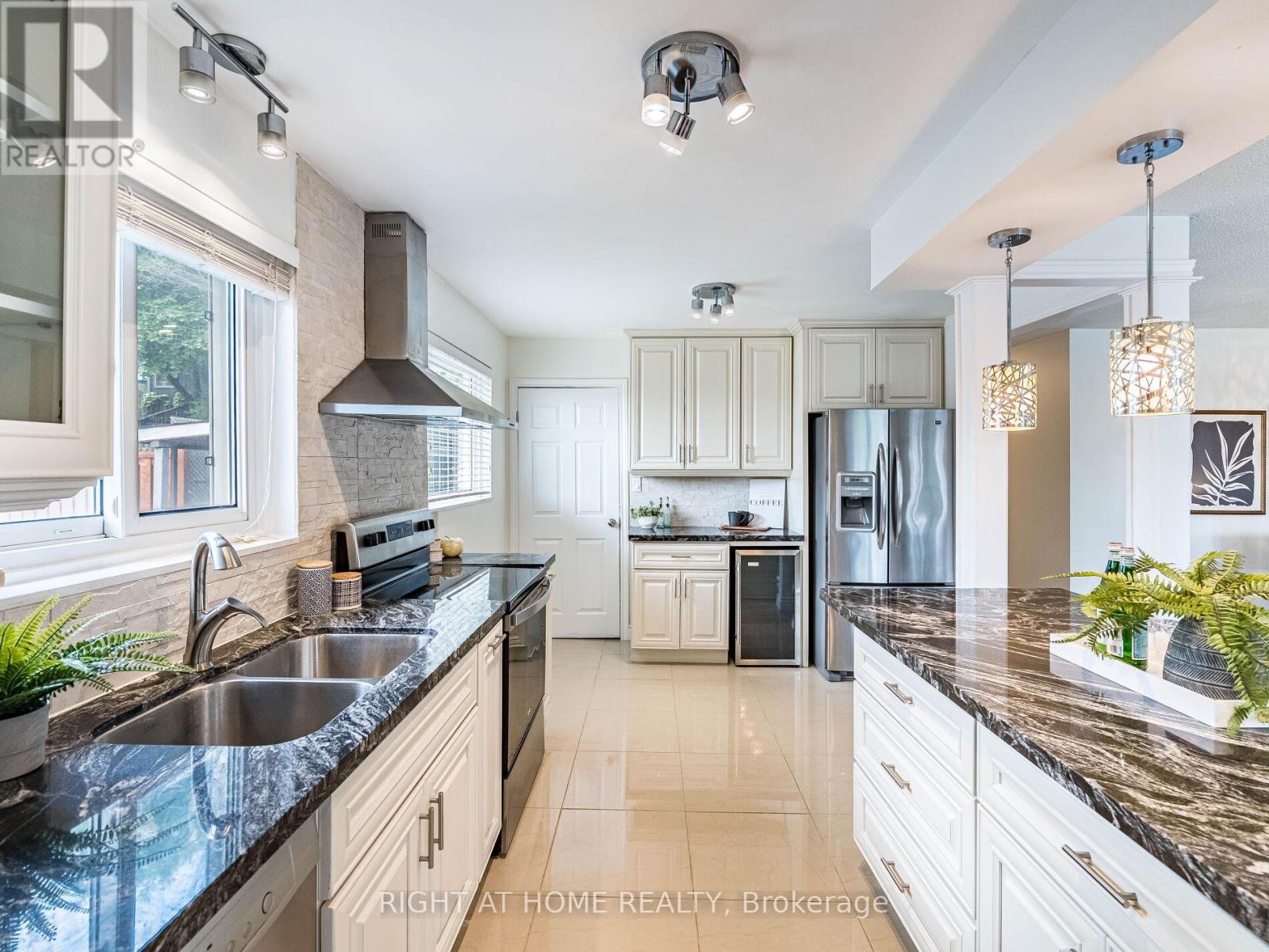 118 Bonham Boulevard, Mississauga, Ontario  L5M 1C7 - Photo 14 - W12445085