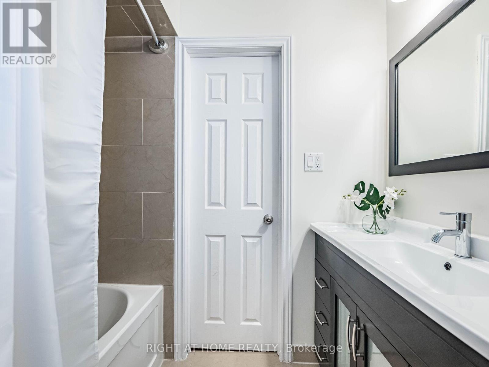 118 Bonham Boulevard, Mississauga, Ontario  L5M 1C7 - Photo 29 - W12445085