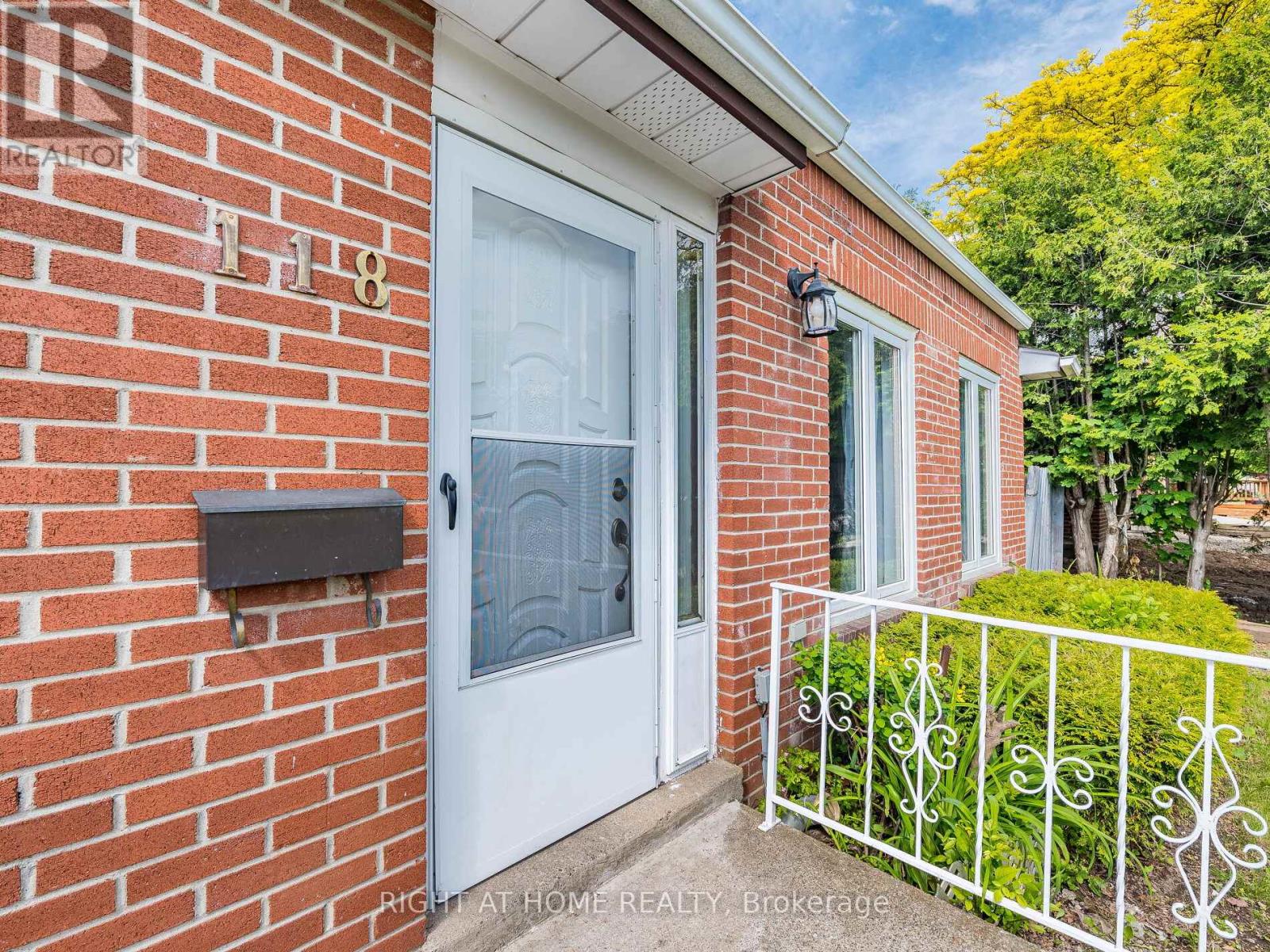 118 Bonham Boulevard, Mississauga, Ontario  L5M 1C7 - Photo 3 - W12445085