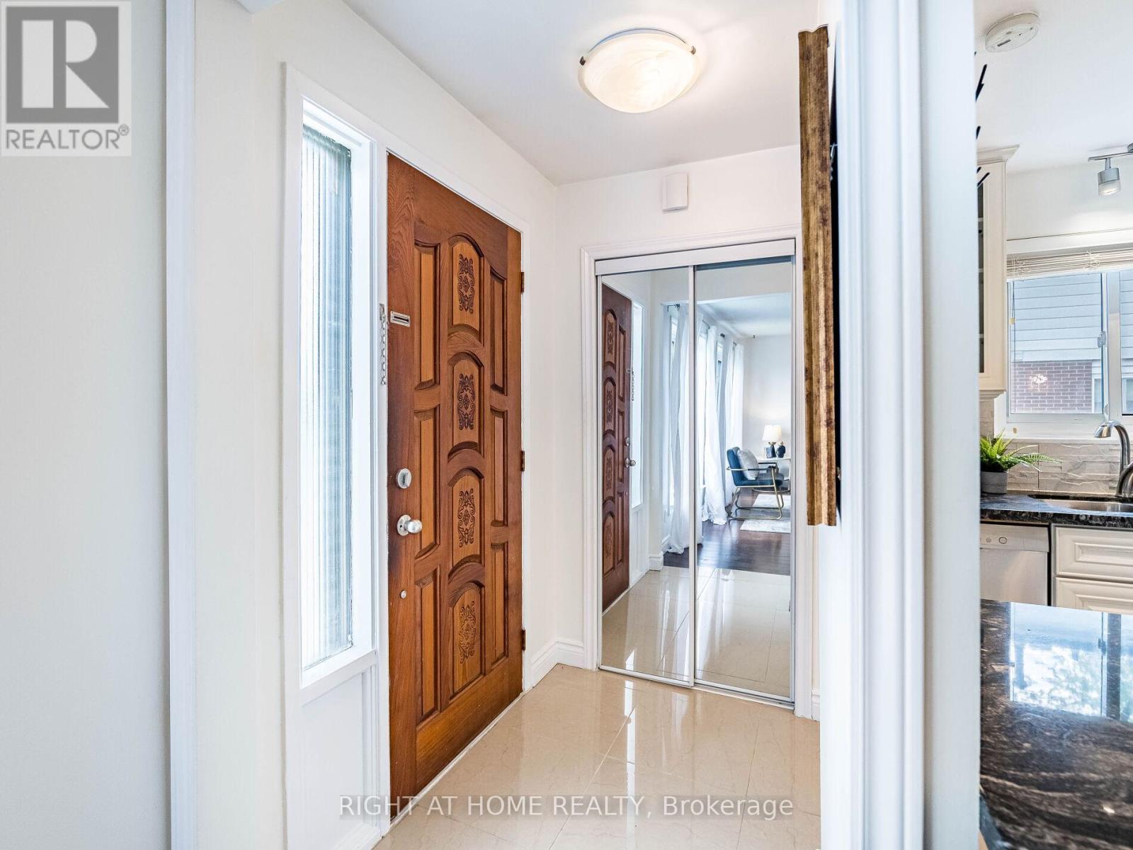 118 Bonham Boulevard, Mississauga, Ontario  L5M 1C7 - Photo 5 - W12445085