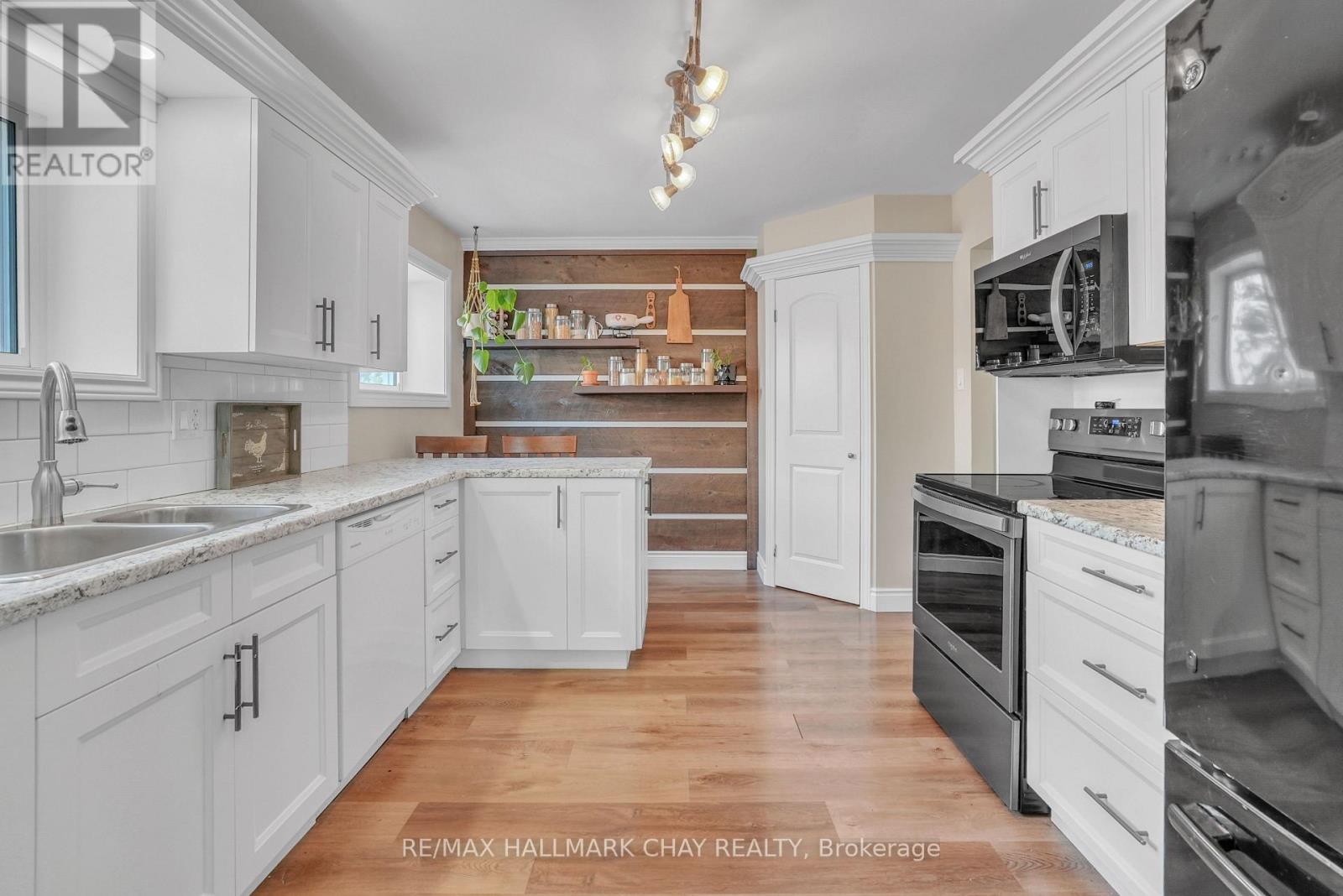 15 Viel Street, Penetanguishene, Ontario  L9M 1H8 - Photo 9 - S12366172