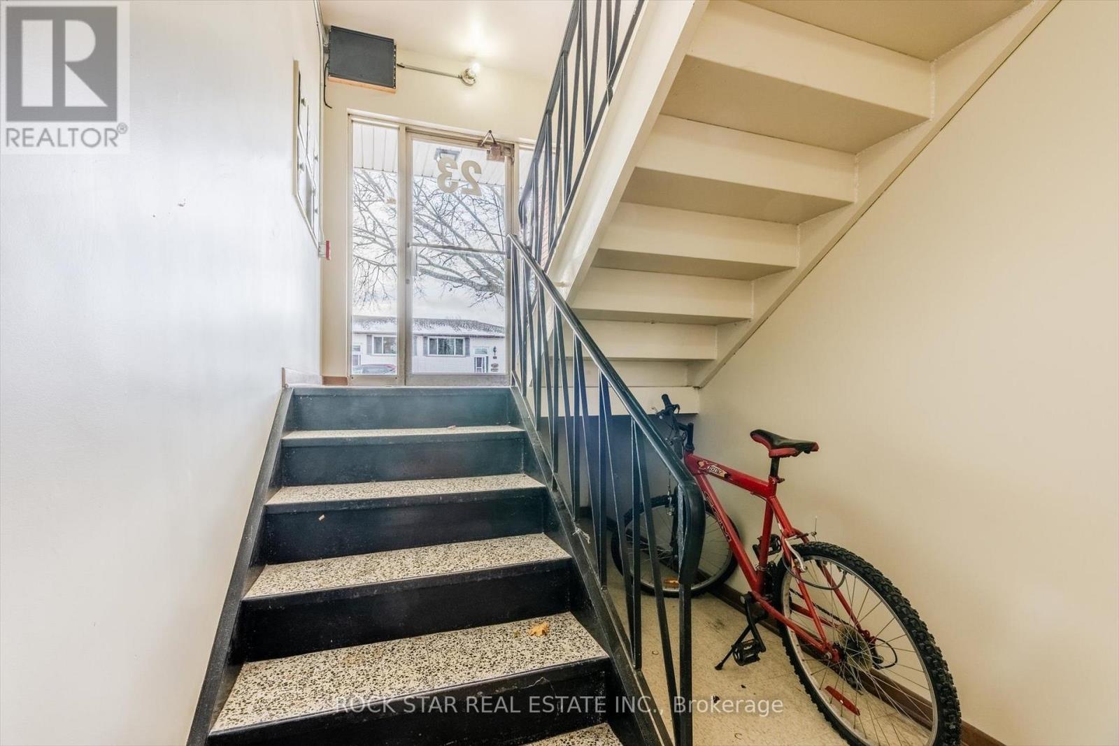 23 Saint Andrews Avenue, Welland, Ontario  L3B 1E2 - Photo 6 - X12440067