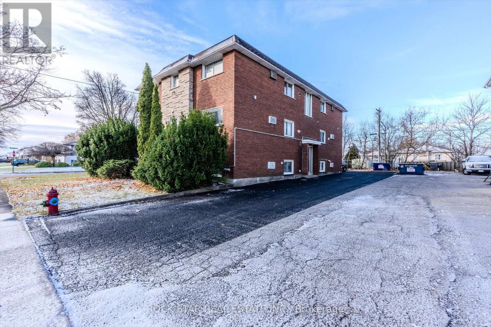 23 Saint Andrews Avenue, Welland, Ontario  L3B 1E2 - Photo 2 - X12440067