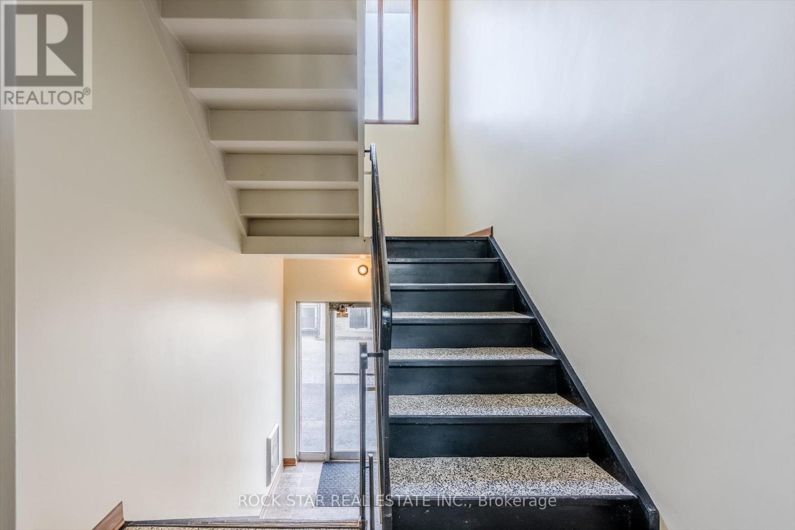 23 Saint Andrews Avenue, Welland, Ontario  L3B 1E2 - Photo 4 - X12440067