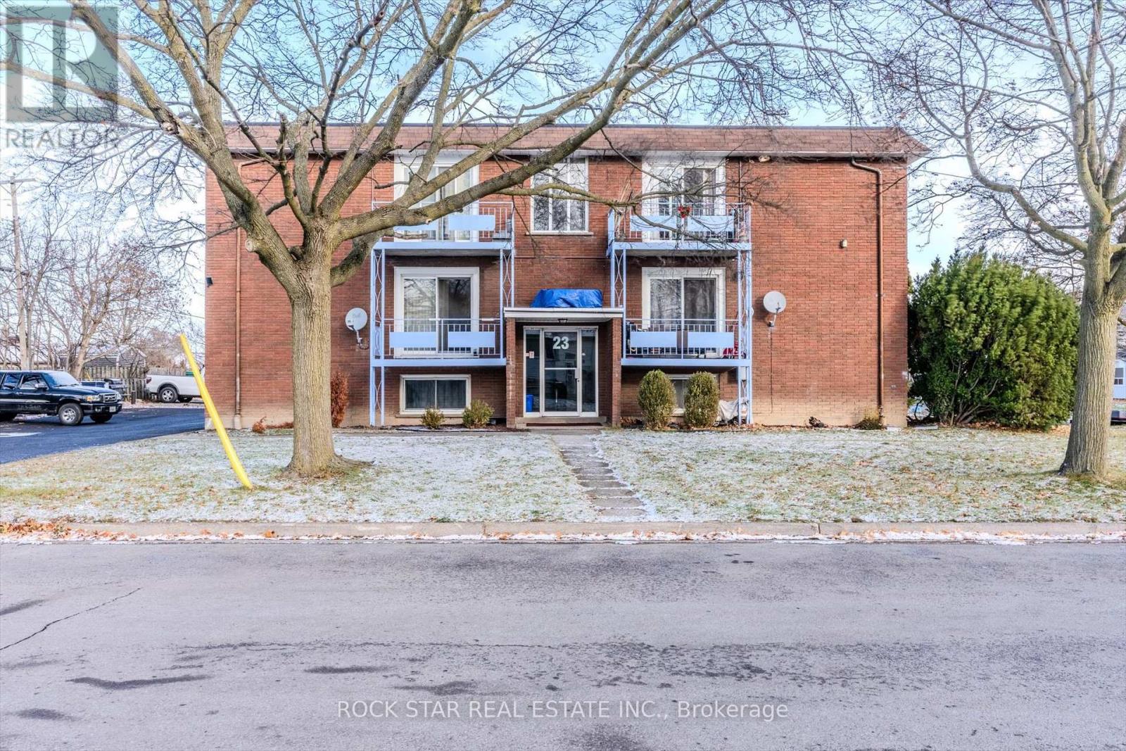 23 Saint Andrews Avenue, Welland, Ontario  L3B 1E2 - Photo 3 - X12440067