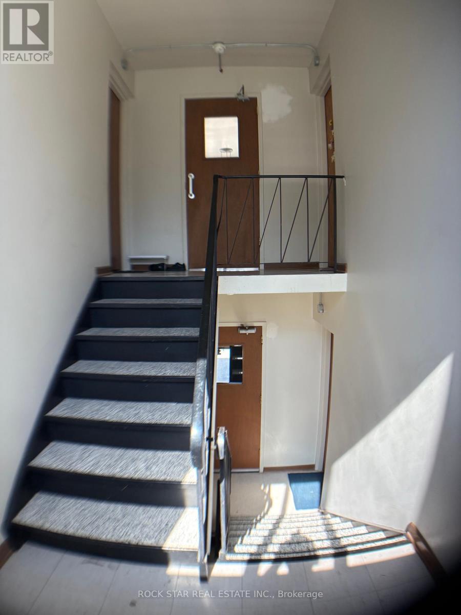 23 Saint Andrews Avenue, Welland, Ontario  L3B 1E2 - Photo 5 - X12440067