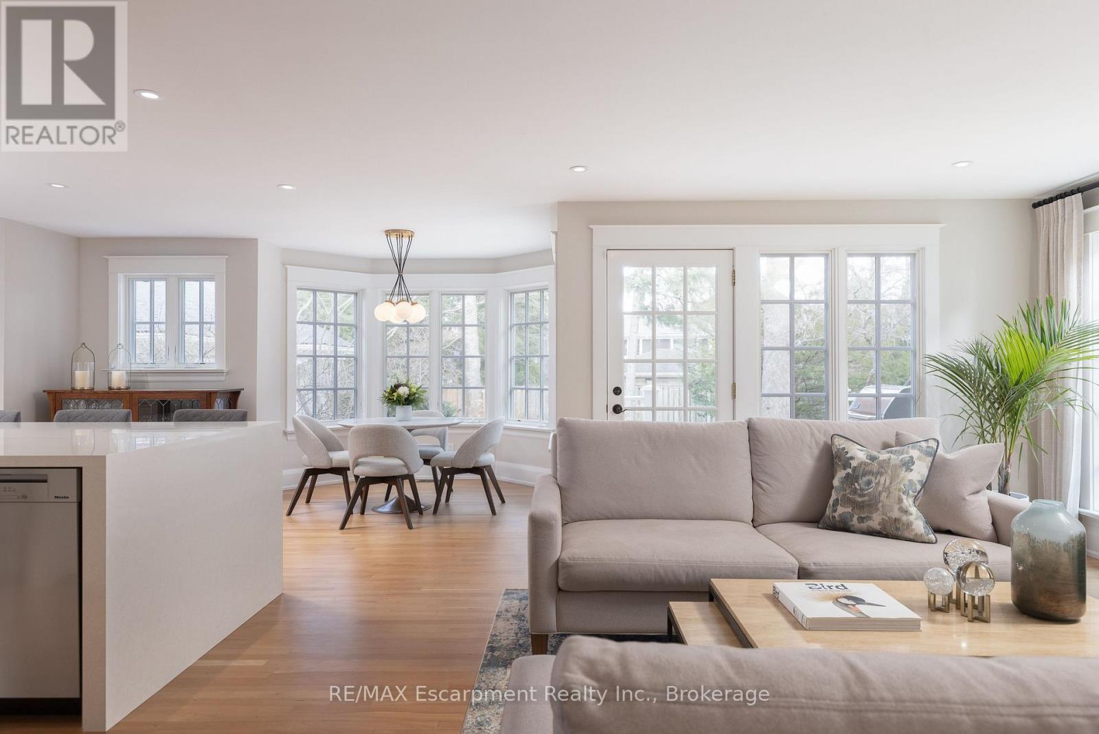 247 Douglas Avenue, Oakville (Oo Old Oakville), Ontario  L6J 3S2 - Photo 14 - W12590500