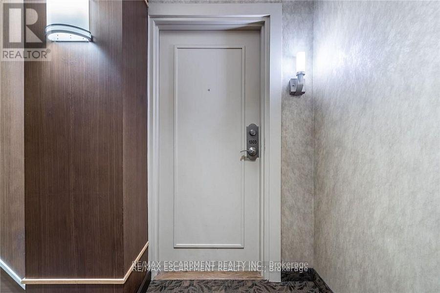 1303 - 360 Pearl Street, Burlington (Brant), Ontario  L7R 1E1 - Photo 5 - W12590160