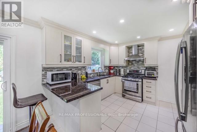 109 Botfield Avenue, Toronto, Ontario  M9B 4E6 - Photo 10 - W12590210