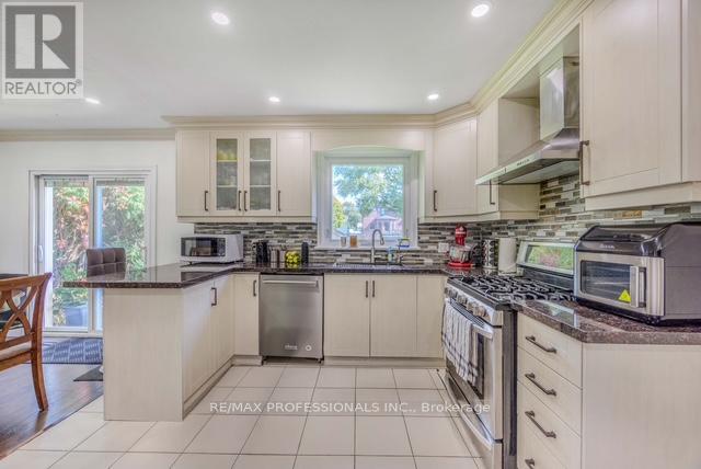 109 Botfield Avenue, Toronto, Ontario  M9B 4E6 - Photo 11 - W12590210