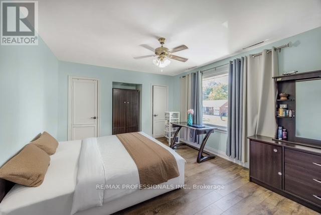 109 Botfield Avenue, Toronto, Ontario  M9B 4E6 - Photo 15 - W12590210