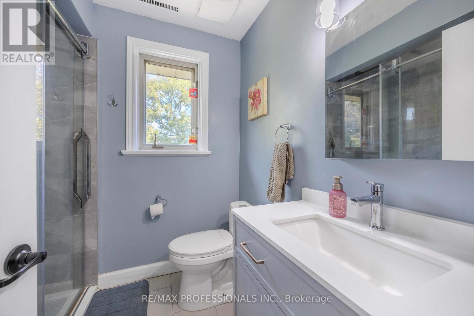 109 Botfield Avenue, Toronto, Ontario  M9B 4E6 - Photo 16 - W12590210