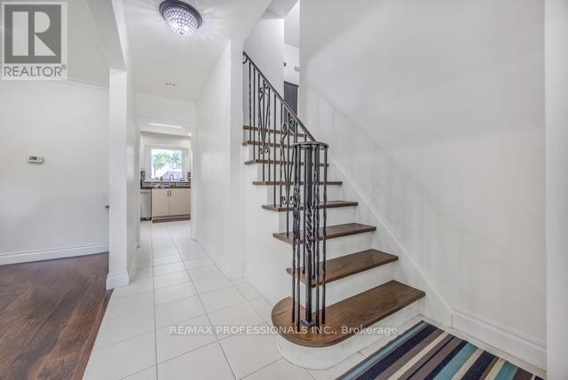 109 Botfield Avenue, Toronto, Ontario  M9B 4E6 - Photo 3 - W12590210