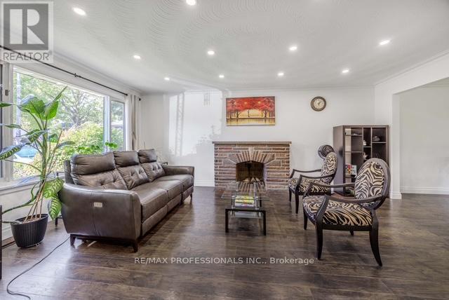 109 Botfield Avenue, Toronto, Ontario  M9B 4E6 - Photo 5 - W12590210