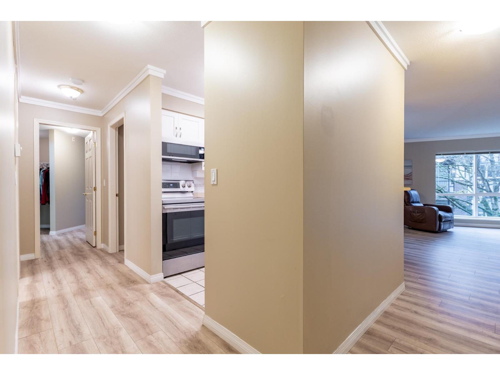 210 15150 29a Avenue, Surrey, British Columbia  V4P 3B1 - Photo 3 - R3069482