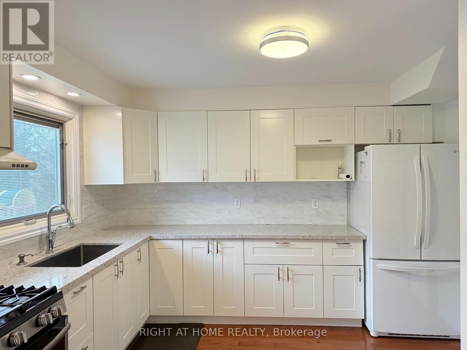 3016 Collista Court, Mississauga, Ontario  L5N 4V1 - Photo 5 - W12589388