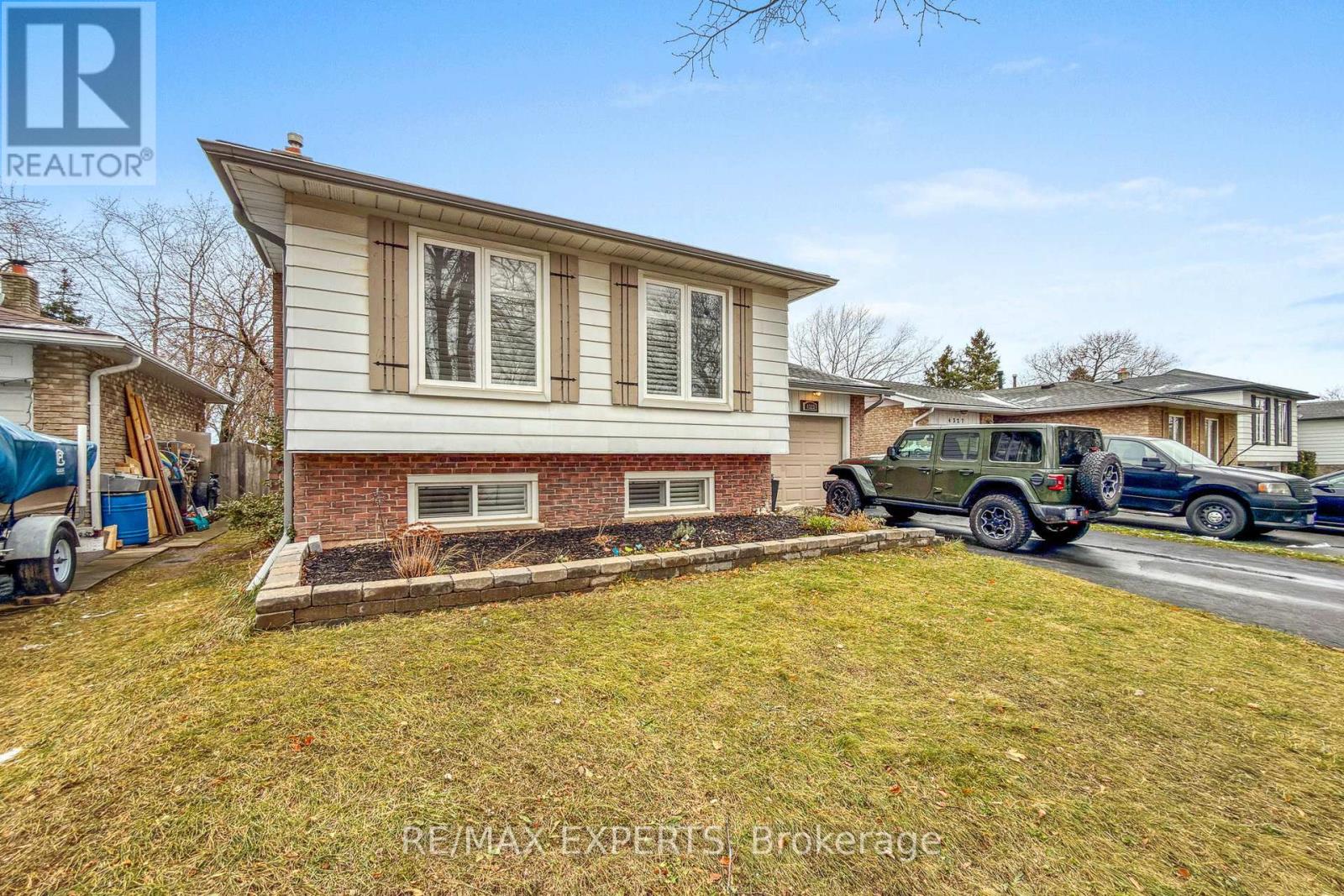 4323 Forsyth Boulevard, Burlington, Ontario L7L 2M2 - Photo 2 - W12589164