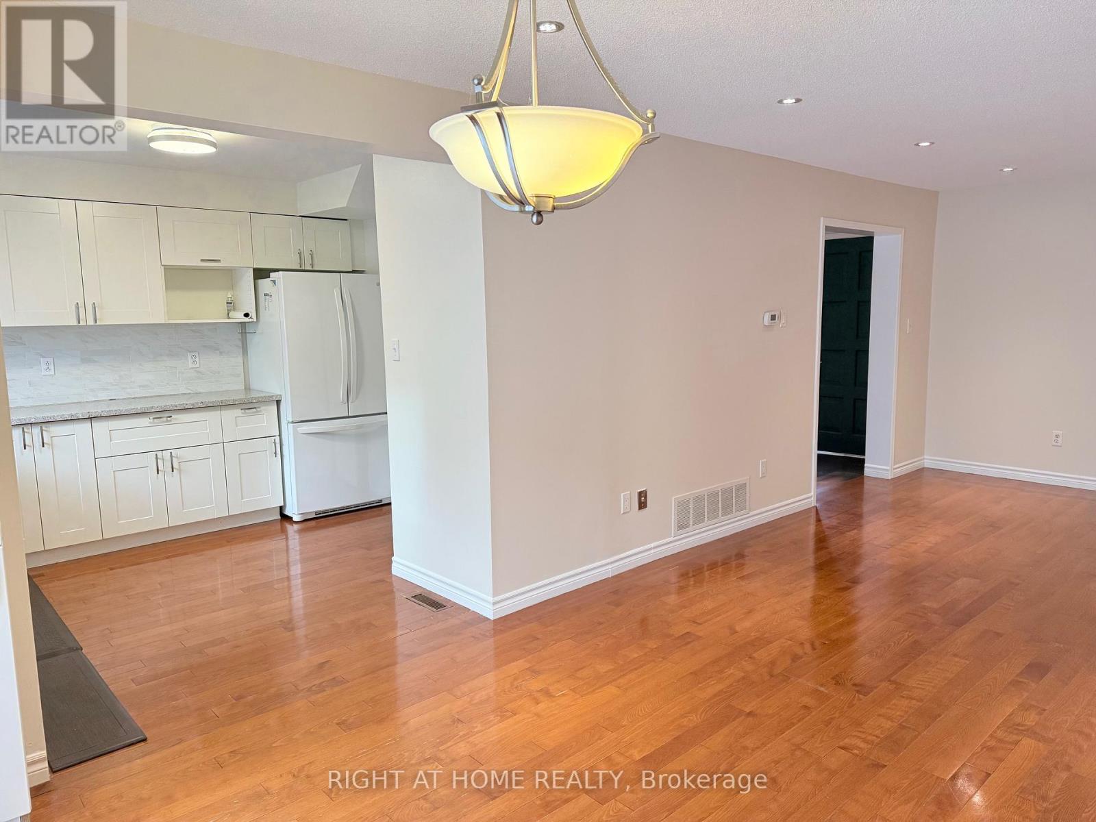 3016 Collista Court, Mississauga, Ontario  L5N 4V1 - Photo 3 - W12589388