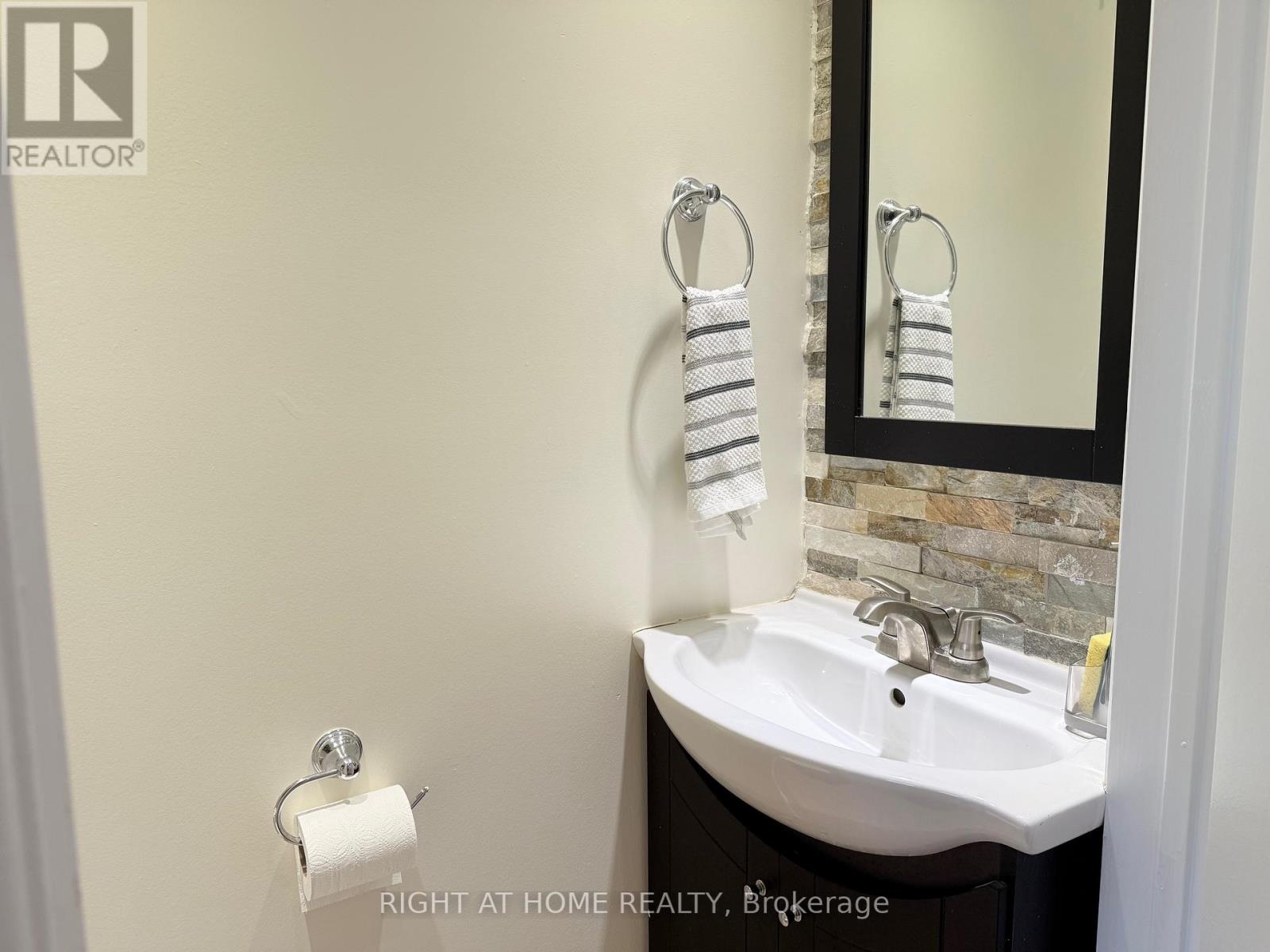 3016 Collista Court, Mississauga, Ontario  L5N 4V1 - Photo 7 - W12589388