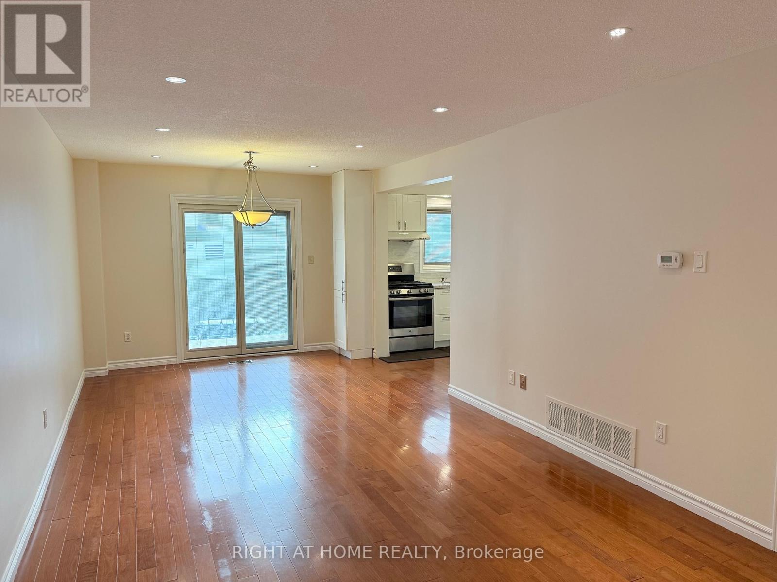 3016 Collista Court, Mississauga, Ontario  L5N 4V1 - Photo 2 - W12589388