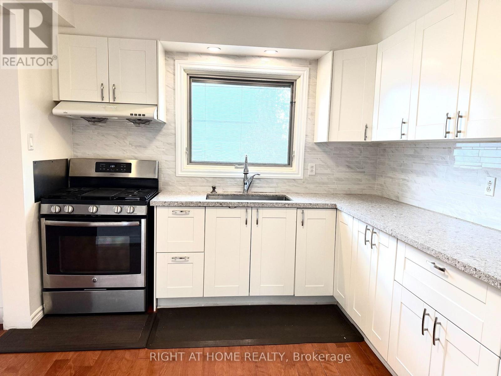 3016 Collista Court, Mississauga, Ontario  L5N 4V1 - Photo 4 - W12589388