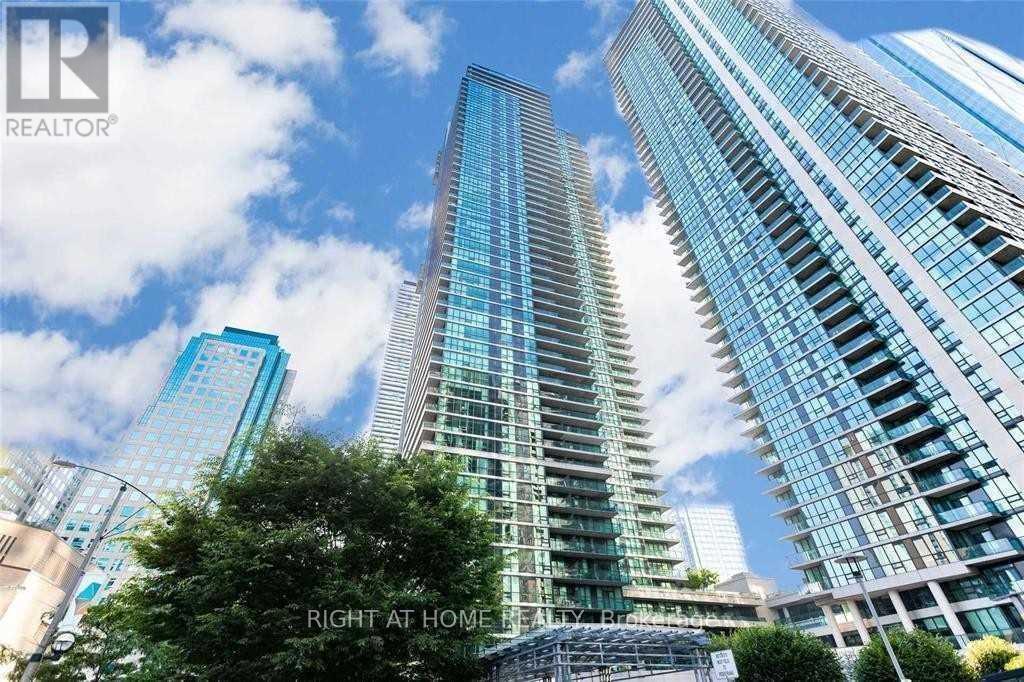 2010 - 33 BAY STREET, Toronto, Ontario