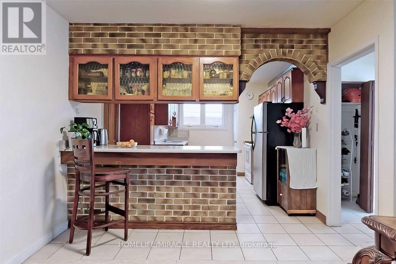 6 Kitson Drive, Toronto, Ontario  M1M 3C8 - Photo 7 - E12590316