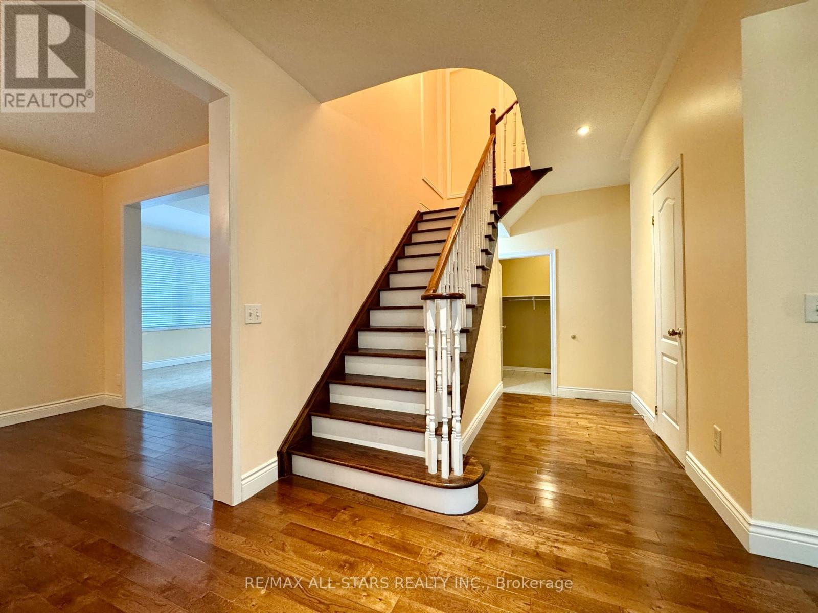 26 Belgrave Square, Markham, Ontario  L6C 2T7 - Photo 9 - N12590266