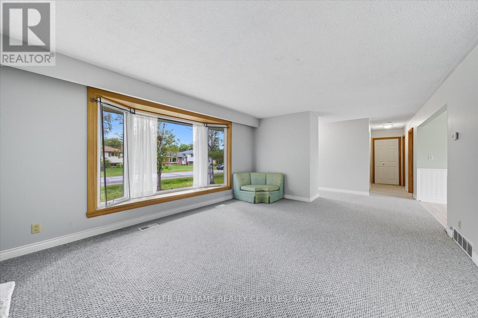 35 Regent Street, Georgina, Ontario  L0E 1N0 - Photo 12 - N12590342