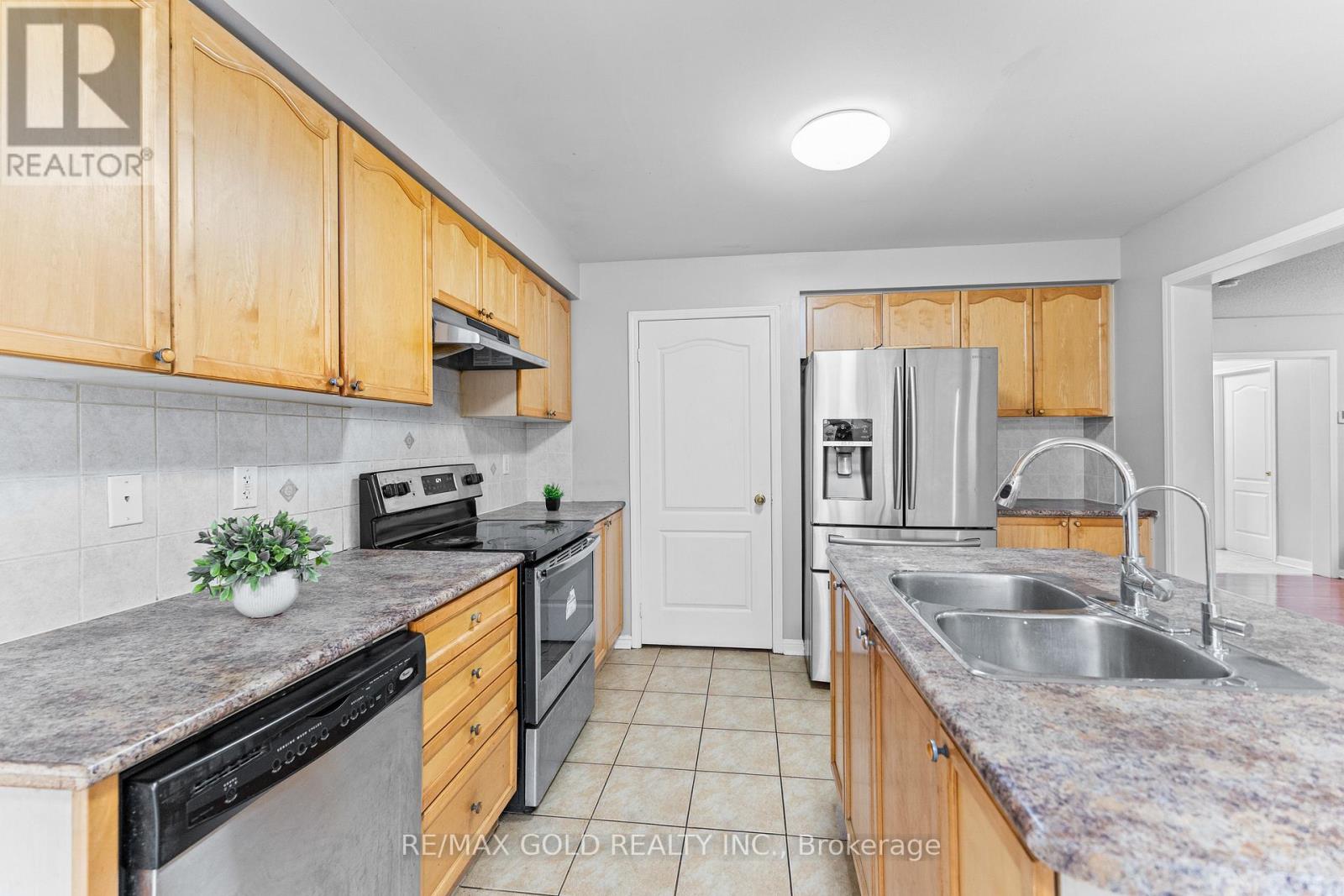 14 Gaspe Road, Brampton, Ontario  L6S 0A4 - Photo 13 - W12576504