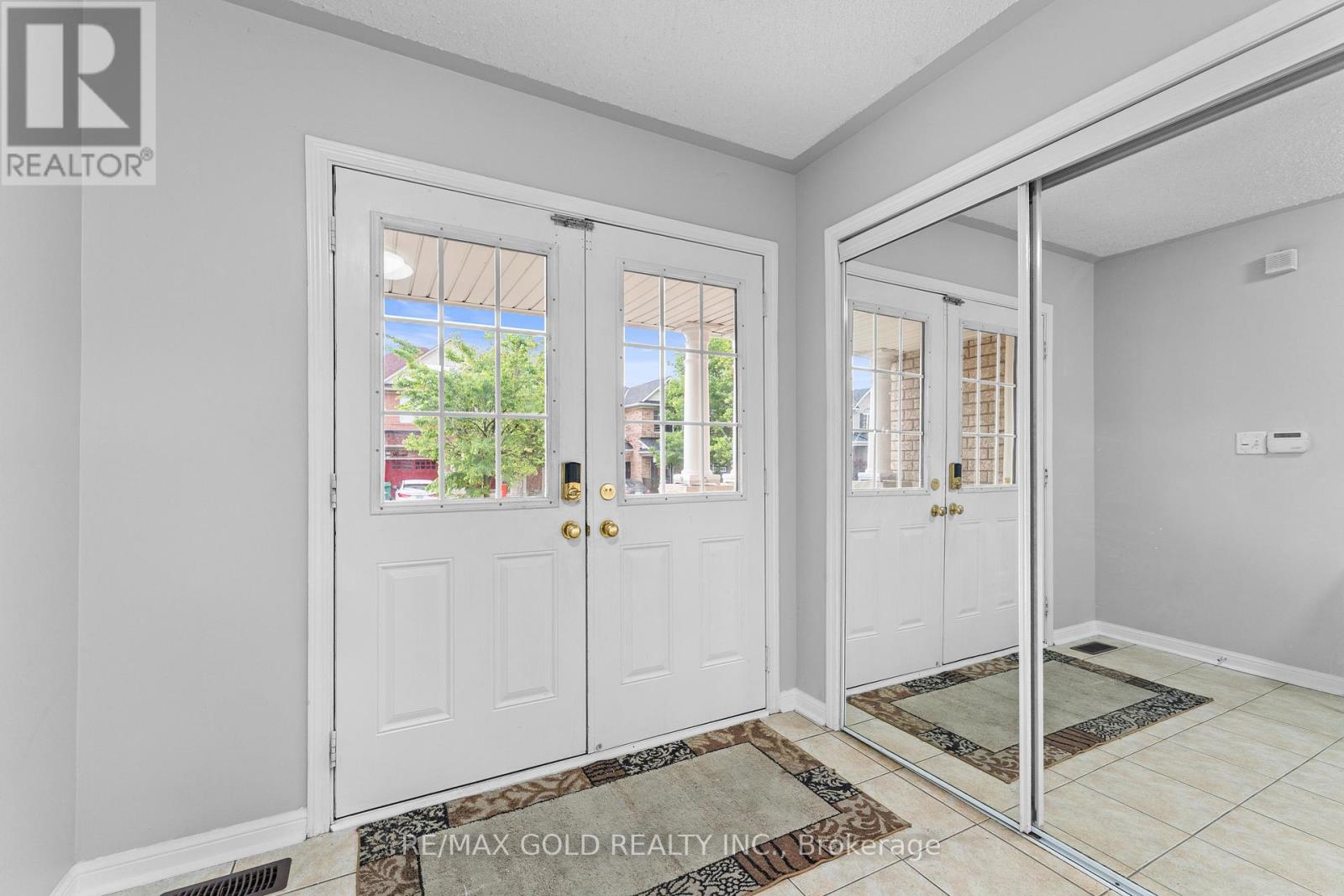 14 Gaspe Road, Brampton, Ontario  L6S 0A4 - Photo 3 - W12576504