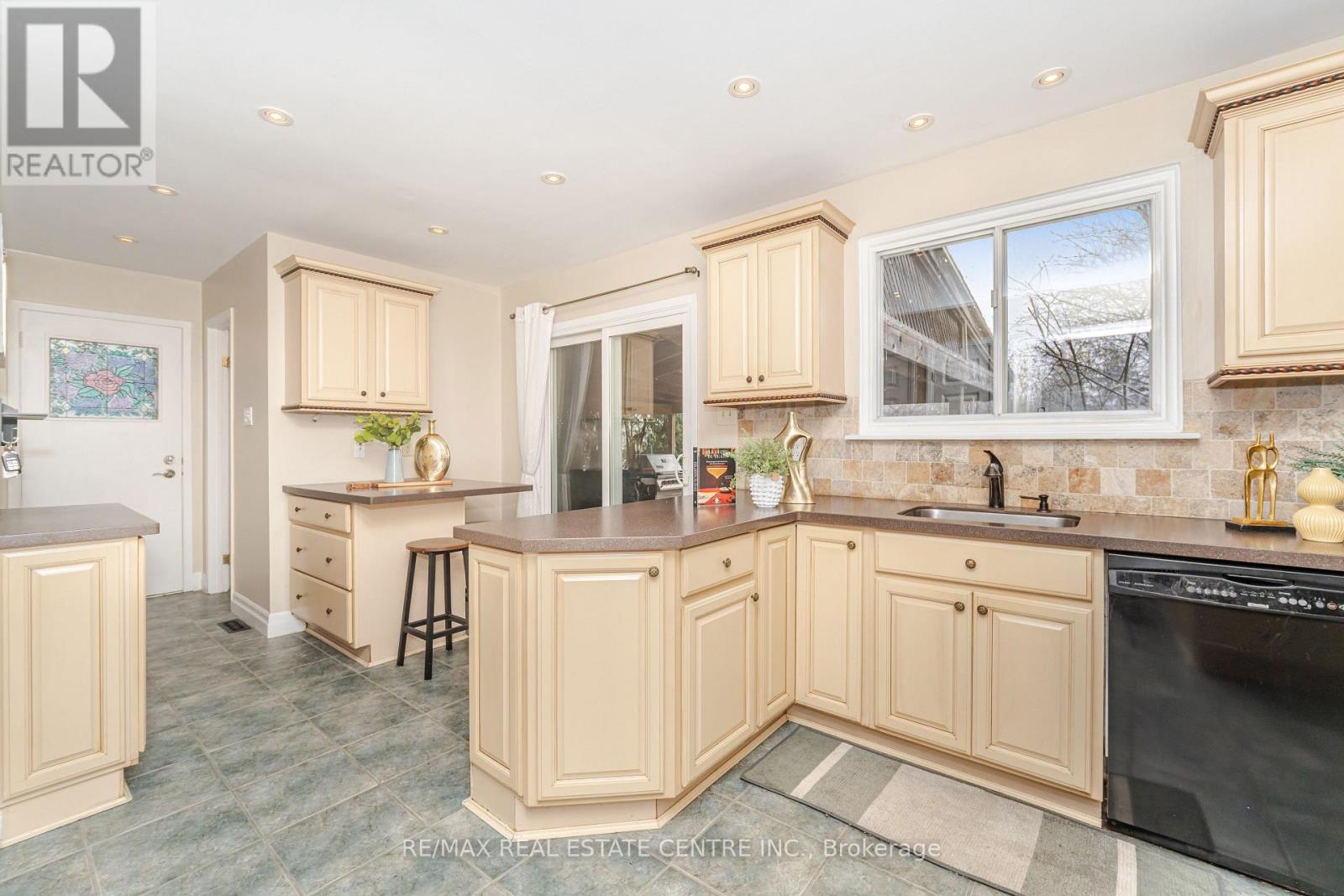 19 Jasper Crescent, Brampton, Ontario L6S 1W8 - Photo 16 - W12589270