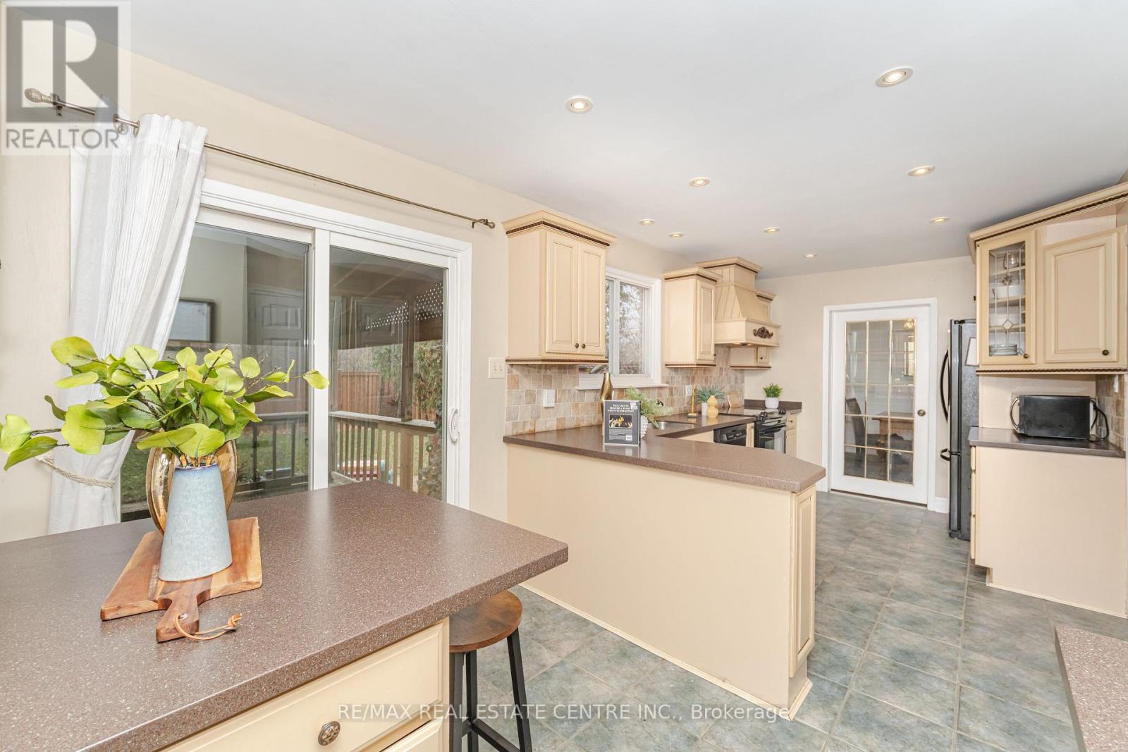 19 Jasper Crescent, Brampton, Ontario L6S 1W8 - Photo 17 - W12589270