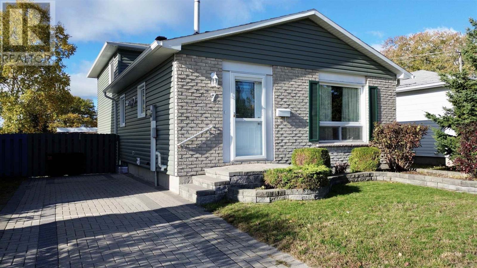 7 Pearson AVE, Elliot Lake, Ontario