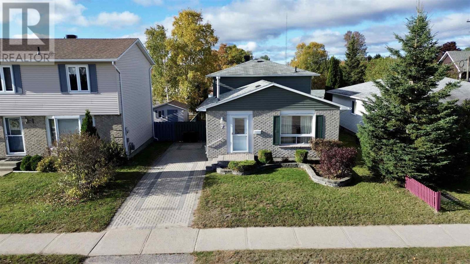 7 Pearson Ave, Elliot Lake, Ontario  P5A 2V3 - Photo 2 - SM252923